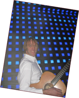 Harry Tietjen mit Gitarre Fotoshooting Spielbudenplatz